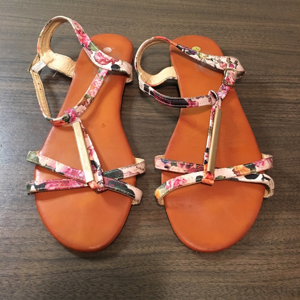 FLORAL GOLD ACCENT SANDALS